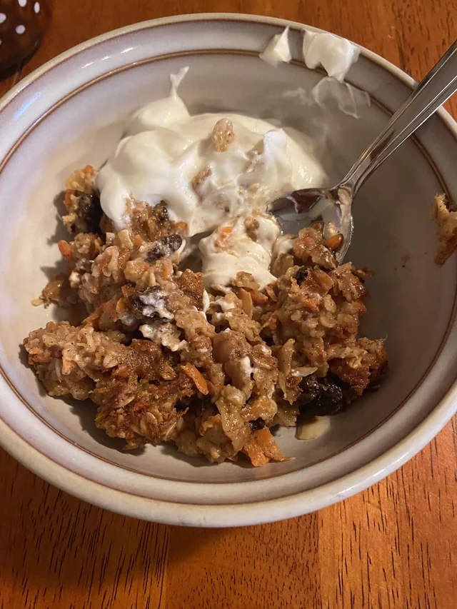 “Carrot cake” oatmeal bake